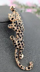 broche léopard rampant en métal doré rose et émaillé ornée des strass