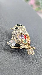 broche petit oiseau en métal doré ornée des strass colorés