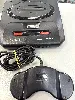 console sega megadrive 2 avec une manette