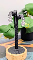 boucles d'oreilles ovales en or blanc pavés de petits diamants d'environ 0,60ct au total or 750 millième (18 ct) 3,9g