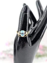 bague ornére d'une aigue-marine épaulée de petits diamants  or 750 millième (18 ct) 4,14g