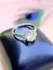 bague solitaire en platine et or centrée d'un diamant de 1,31ct avec certificat platine 900 millième (22 ct) 3,87g