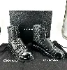 bottes chanel à lacet logo cc en cuir noir mat et verni