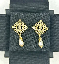 boucles d'oreilles chanel cc pendantes perles synthétiques et métal doré