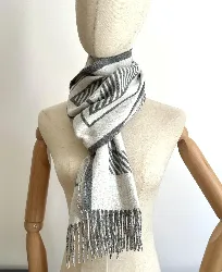 echarpe hermès casaque lettres au carré en cachemire gris et ivoire