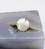 pendentif nacre orné de bla lettre m  or 750 millième (18 ct) 0,96g