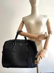 porte-documents prada en cuir noir saffiano sans bandoulière