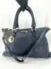 sac à main versace collection en cuir grainé souple bleu marine avec bandoulière réglable et amovible