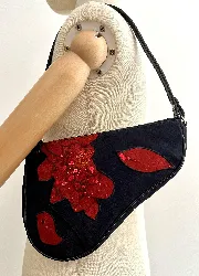 sac christian dior mini saddle vintage édition limitée 0405 en satin noir et broderies fleurs rouges