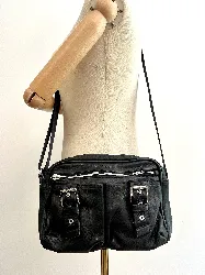 sac longchamp en cuir noir et détails argentés