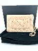 wallet on chain classique chanel en cuir beige rosé
