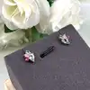 23042005 boucles d’oreilles puces chacune ornée de 4 oxydes de couleur