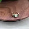23042850 anneau d'oreille unitaire serti d'oxydes verts
