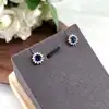 23045740 boucles d'oreilles puces motif rond avec oxydes bleu et blancs
