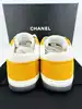 baskets chanel en cuir de chèvre velours jaune et blanc