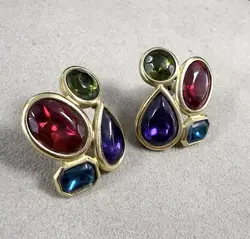 boucle d'oreille clip trifari avec pierres de couleurs