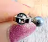 boucle d'oreilles chacune ornée d'une perle de culture grise surmontée d'une topaze bleue forme goutte d'eau or 750 millième (18 c