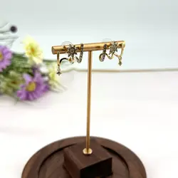 boucles d'oreilles demi-créoles en métal doré avec lignes d'oxydes