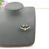 broche en émail motif abeille