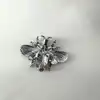 broche en émail motif abeille