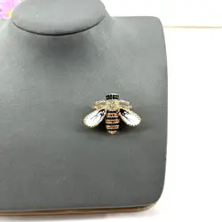 broche en émail motif abeille ornée d'oxydes