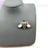 broche en émail motif abeille ornée d'oxydes