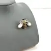 broche en émail motif abeille ornée d'oxydes