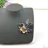 broche en émail motif colibri