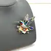 broche en émail motif colibri