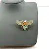broche motif abeille pavée d'oxydes