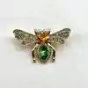 broche motif abeille pavée d'oxydes