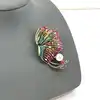 broche motif papillons pavée d'oxydes