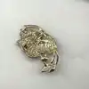 broche motif papillons pavée d'oxydes
