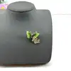 broche motif papillons pavée d'oxydes verts et blancs