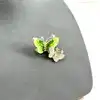broche motif papillons pavée d'oxydes verts et blancs