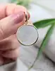 pendentif orné d'une nacre gravée or 750 millième (18 ct) 1,52g