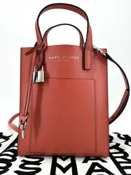 petit sac cabas marc jacobs en cuir grainé orange avec bandoulière amovible et réglable