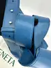 sac à bandoulière bottega veneta cassette en cuir bleu