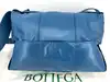 sac à bandoulière bottega veneta cassette en cuir bleu