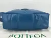 sac à bandoulière bottega veneta cassette en cuir bleu