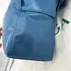 sac à bandoulière bottega veneta cassette en cuir bleu