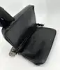 sac porté épaule paco rabanne en cuir lisse noir avec anse à disques métalliques