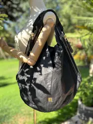 sac tote givenchy nightingale en cuir noir avec finition dorée