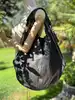 sac tote givenchy nightingale en cuir noir avec finition dorée