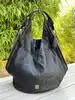 sac tote givenchy nightingale en cuir noir avec finition dorée