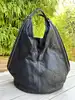 sac tote givenchy nightingale en cuir noir avec finition dorée
