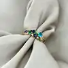 bague ornée d'oxydes bleus en métal doré