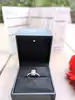 bague solitaire en or blanc dont le diamant central taille émeraude d'environ 0,70ct épaulé de petits diamants d'environ 0,35ct au
