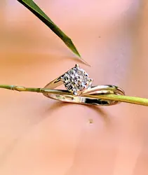bague solitaire ornée d'un motif serti de 7 diamants  or 750 millième (18 ct) 2,54g