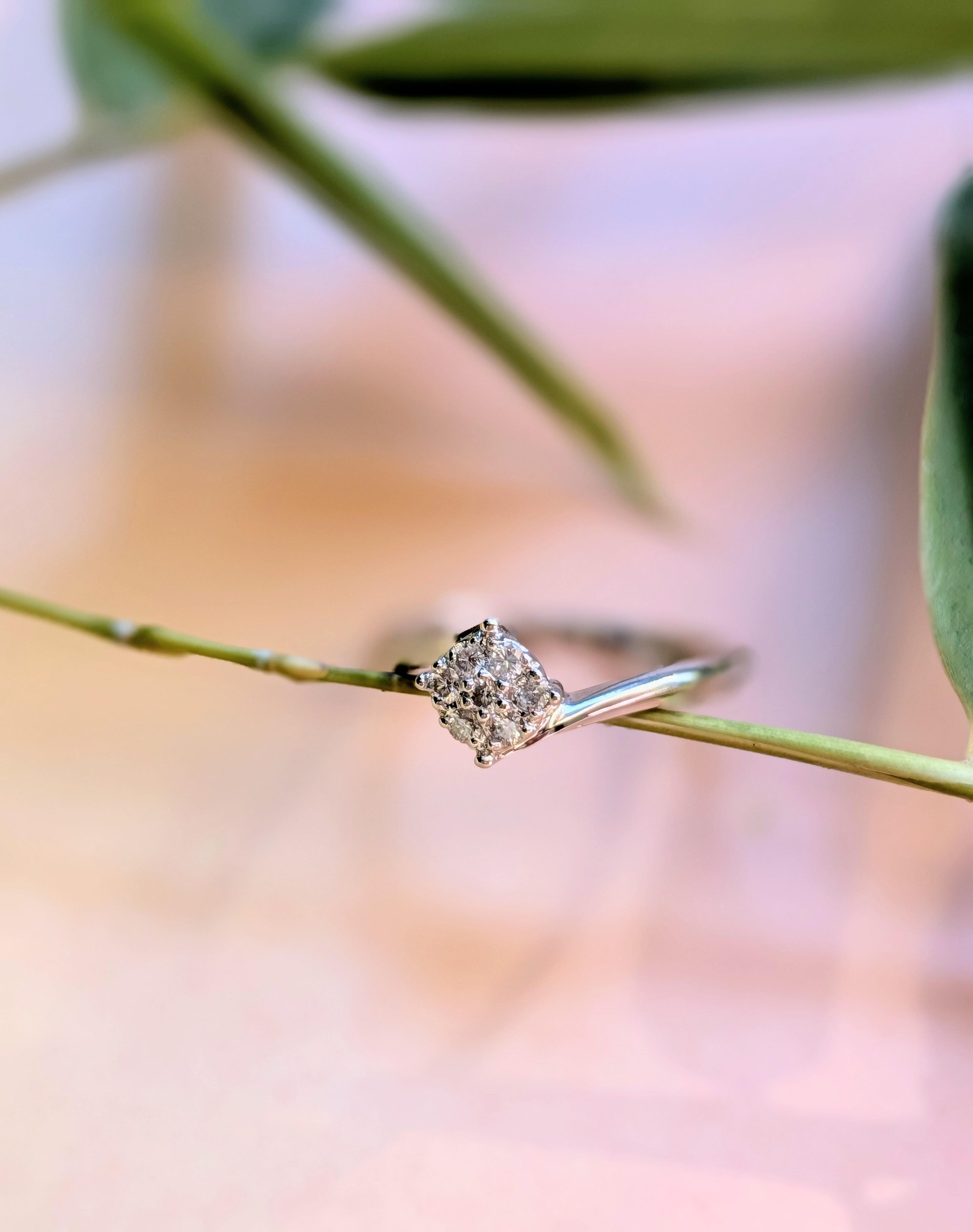 Bague solitaire ornée d'un motif serti de 7 diamants  Or 750 Millième (18 CT) 2,54g